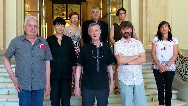 Retrato de familia de la comisión evaluadora de las becas de videoarte concedidas por la Fundación BBVA en 2015